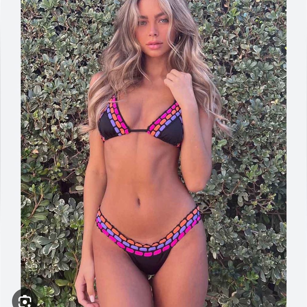 π BEACH BUNNY BIKINI BOTTOM. NEON & BLACK - Picture 2 of 6